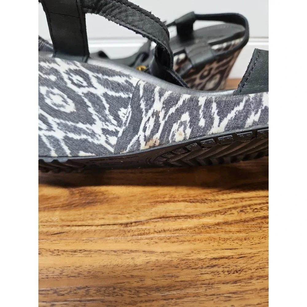 Crocs Leigh Ikat Sandals Womens 8 Black White Nubuck Wedge T Strap Buckle